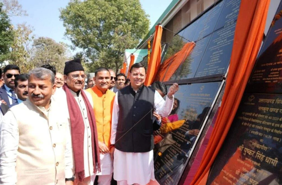 मुख्यमंत्री ने हल्द्वानी में 147 करोड़ 28.56 लाख की 40 विकास योजनाओं का लोकार्पण एवं शिलान्यास किया।*     *हल्द्वानी‑काठगोदाम श्रोत एवं ट्रीटमेन्ट संवर्धन पेयजल योजना का किया गया भूमि पूजन ।*  हल्द्वानी  मुख्यमंत्री श्री पुष्कर सिंह धामी ने शनिवार को सुशीला तिवारी राजकीय मेडिकल कॉलेज, हल्द्वानी में आयोजित कार्यक्रम में प्रतिभाग करते हुए ₹ 147 करोड़ 28.56 लाख की 40 विकास योजनाओं का लोकार्पण एवं शिलान्यास किया, जिसमें 72 करोड़ 38 लाख की लागत से 23 योजनाओं का लोकार्पण तथा 74 करोड 90 लाख 56 हजार की लागत से 17 योजनाओं का शिलान्यास शामिल है।     मुख्यमंत्री ने कहा कि लोकार्पण एवं शिलान्यास की गई योजनाओं से नैनीताल जिला विकास की नई रफ्तार से आगे बढ़ेगा। उन्होंने कहा कि राज्य सरकार उत्तराखंड को विकसित उत्तराखंड बनाने की ओर तीव्रता से कार्य कर रही है। राज्य प्रत्येक क्षेत्र में निरंतर प्रगति कर रहा है। राज्य सरकार द्वारा लिए गए कई ऐतिहासिक निर्णय अन्य राज्यों के लिए भी प्रेरणा बन रहे हैं।     मुख्यमंत्री ने कहा कि राज्य सरकार विकास के साथ‑साथ विरासत को भी आगे बढ़ा रही है। उन्होंने कहा कि हमारा एकमात्र लक्ष्य उत्तराखंड को आगे बढ़ाना है, जिस पर हम संकल्पित होकर कार्य कर रहे हैं। उन्होंने कहा कि राज्य में समान नागरिक संहिता, सख्त नकल‑विरोधी कानून, धर्मांतरण कानून जैसे कई ऐतिहासिक निर्णय लिए गए हैं। मुख्यमंत्री ने अपने संकल्प को दोहराते हुए कहा कि राज्य की संस्कृति, विरासत और पवित्रता से किसी को भी खिलवाड़ नहीं करने दिया जाएगा।     मुख्यमंत्री ने शिप्रा नदी में 30 मीटर स्पान के मोटर पुल, राजकीय औद्योगिक संस्थान हल्द्वानी में टैक्नोलॉजी लैब, कोटाबाग में नलकूप निर्माण, महादेवपुरम व झलुवाझाला नलकूप, बेलपोखरा नलकूप तथा बैलपडाव में सिंचाई नलकूप का लोकार्पण के साथ‑साथ महिला महाविद्यालय में लैब निर्माण, लालकुआ में नलकूपों पर स्टैबलाइज़र एवं जलजीवन मिशन के अंतर्गत 14 पेयजल योजनाओं — हरिपुर लच्छी, कालूपुर पोखरिया, जीतपुर रैक्वाल, देवलातल्ला, भवानसिंह नवाड़, बसन्तपुर, किशनपुर रैक्वाल, चोरगलिया आमखेड़ा, जयराम परमा, हल्दूचौड़ जग्गी, भवानीपुर कृष्णा, पाडलीपुर, भगवानपुर दुर्गापुर, बकुटिया पेयजल योजना — के साथ‑साथ पशु चिकित्सालय रामगढ़ में भवन निर्माण सहित 23 विकास कार्यों का लोकार्पण किया गया।     मुख्यमंत्री ने जिन 16 योजनाओं का शिलान्यास किया, उनमें कसियालेख से धारी मोटर मार्ग, रानीबाग‑खुटानी, चाफी‑पदमपुरी‑धानाचुली, मोतियापाथर‑शहरफाटक मार्ग सुधारीकरण, नैनीताल के अनावासीय भवन निर्माण, भेंटी‑दियारी‑खोली मोटर मार्ग, नशा मुक्ति केंद्र पाण्डे नवाड़ मरम्मत एवं कार्य, नवाबी रोड सीवरेज कार्य, सीवरेज 28 एमएलडी एसटीपी निर्माण, नारीमन तिराहे से गौलापुर तक सड़क मरम्मत, देवरामपुर‑गौलागेट सड़क सुधारीकरण, हल्दूचौड़‑गौलारोड डीबीएमसी कार्य, चांदनी चौक‑घुड़दौड़ तक मार्ग सुधारीकरण, पीपल पोखरा में राइज़िंग स्टेशन, हिम्मतपुर‑बैजनाथ पीसी कार्य, वृन्दावन विहार एवं चांदनी चौक में पीसी नवनिर्माण, गुसाईपुर में सड़क सुधारीकरण एवं पनचक्की‑चौफुला‑कठघरिया नहर कवरिंग कार्य शामिल हैं।     इस अवसर पर मुख्यमंत्री द्वारा मुख्यमंत्री घोषणा के अनुपालन में विशेष योजनांतर्गत सहायता (एसपीए) कार्यक्रम में स्वीकृत हल्द्वानी‑काठगोदाम श्रोत एवं ट्रीटमेन्ट संवर्धन पेयजल योजना कार्य, जिसकी लागत कुल 15443 लाख रुपये है, का भी भूमि पूजन किया गया।     इस अवसर पर सांसद श्री अजय भट्ट, अध्यक्ष जिला पंचायत दीपा दरमवाल, विधायक लालकुआं मोहन सिंह बिष्ट, विधायक राम सिंह कैड़ा, नैनीताल की श्रीमती सरिता आर्या, नैनीताल दायित्वधारी अनिल कपूर डब्बू, दिनेश आर्य, शंकर कोरंगा, नवीन लाल वर्मा, दीपक महरा, रेनू अधिकारी, भाजपा जिलाध्यक्ष प्रताप बिष्ट सहित विभिन्न जनप्रतिनिधि, कुमाऊँ आयुक्त एवं सचिव मुख्यमंत्री दीपक रावत, जिलाधिकारी ललित मोहन रयाल, एसएसपी डॉ. मंजूनाथ टी. सी. एवं अन्य लोग मौजूद रहे।