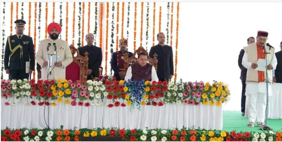 राज्यपाल लेफ्टिनेंट जनरल गुरमीत सिंह (से नि) ने शुक्रवार को लोक भवन में आयोजित शपथ ग्रहण समारोह में उत्तराखण्ड सरकार के मंत्रिपरिषद के नवनियुक्त मंत्रियों को पद एवं गोपनीयता की शपथ दिलाई