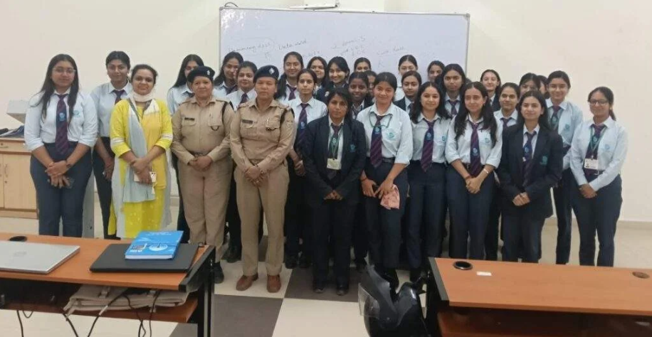 सएसपी देहरादून के निर्देशों पर गौरा पुलिस की टीमो द्वारा सभी थाना क्षेत्रों में छात्राओं, कामकाजी/ घरेलू महिलाओं को किया जागरूक*